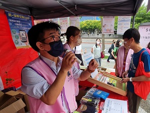 租稅宣導活動與民眾互動花絮照片，共2張