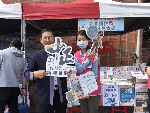 「臺北市立大學校慶」租稅宣導活動辦理檔案應用宣導活動照片，共4張