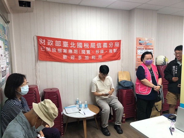 1130528 景新里「報稅局外服務」辦理檔案應用宣導相關照片1