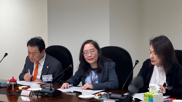 1140227 大韓民國首爾地方稅務士會參觀本分局「信義新象　繁榮共舞」檔案應用展照片1
