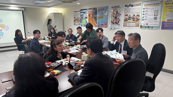 1140227 大韓民國首爾地方稅務士會參觀本分局「信義新象　繁榮共舞」檔案應用展照片2
