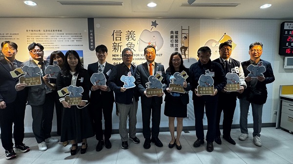 1140227 大韓民國首爾地方稅務士會參觀本分局「信義新象　繁榮共舞」檔案應用展照片4