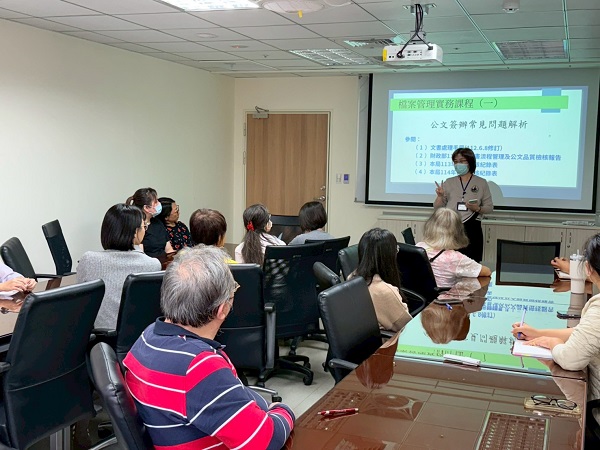 訓練活動-簡報說明照片，共2張