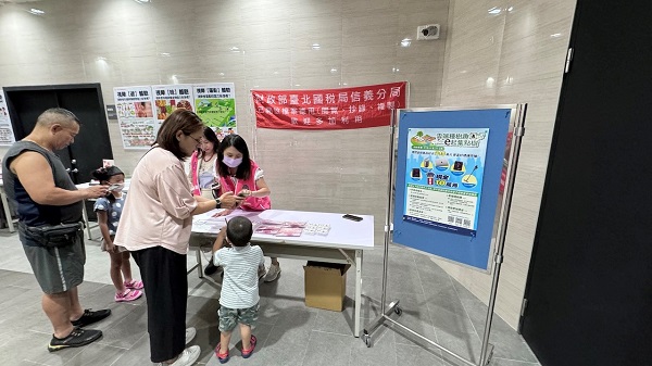 1130724-26 『「2024臺北兒童藝術節－前進社區」信義巡迴場』設攤租稅宣導辦理檔案應用宣導相關照片1
