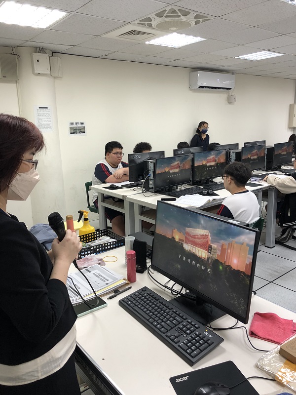 「私立大同高中」租稅講座辦理檔案應用宣導活動照片，共3張