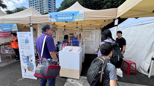 1131012-13 萬華稽徵所「在加生活節 雲端集發票 一起做稅袋」園遊會活動暨信義分局「信義新象　繁榮共舞」檔案應用展相關照片4