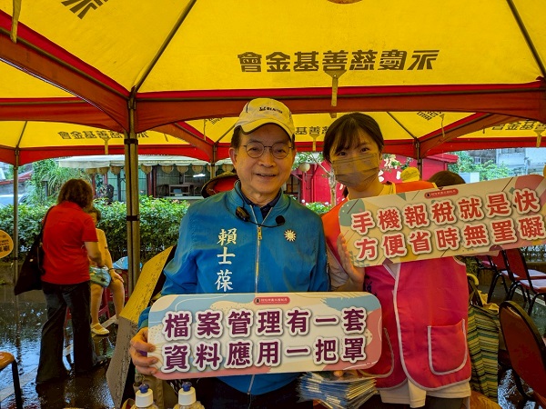 中正區「螢雪里母親節」租稅宣導活動辦理檔案應用宣導活動照片，共4張