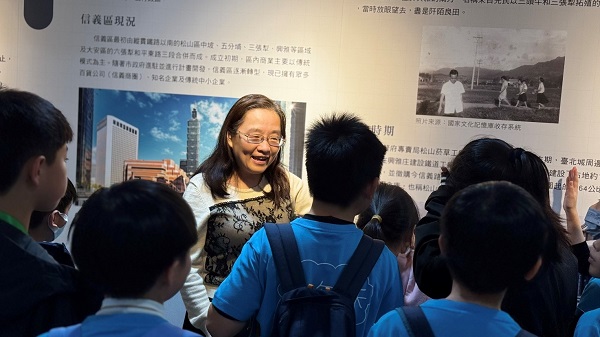 1140220 信義國小參觀信義分局「信義新象　繁榮共舞」檔案應用展照片1