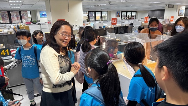 1140220 信義國小參觀信義分局「信義新象　繁榮共舞」檔案應用展照片2