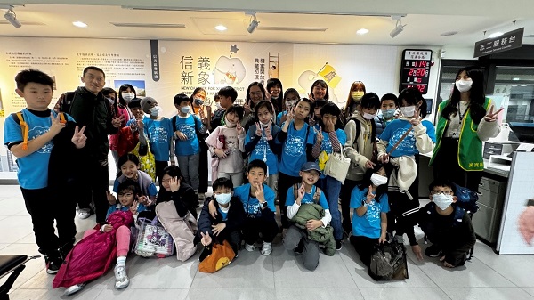 1140220 信義國小參觀信義分局「信義新象　繁榮共舞」檔案應用展照片4