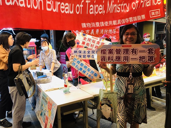 中正區「建國里中秋節」租稅宣導活動辦理檔案應用宣導活動照片，共2張
