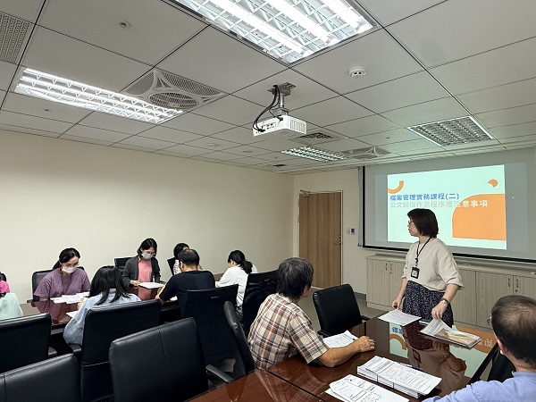 訓練活動-簡報說明照片，共2張