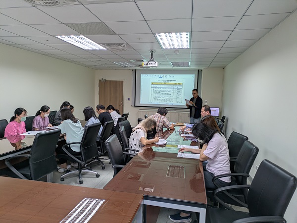 訓練活動-講師及同仁相互交流照片，共2張